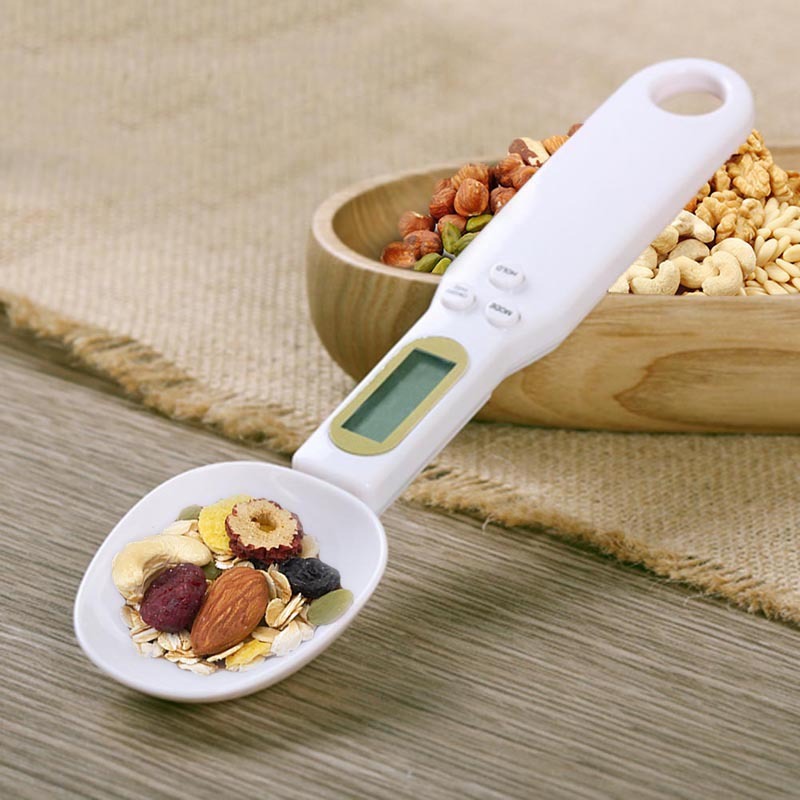 Electronic measuring spoon for weighing food